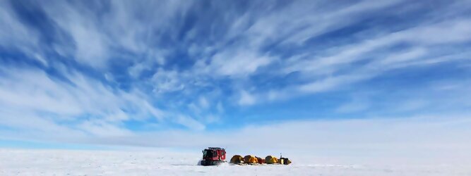 Club Reisen beliebtes Urlaubsziel – Antarktis - Null Bewohner, Millionen Pinguine und feste Dimensionen. Am südlichen Ende der Erde, wo die Sonne nur zwischen Frühjahr und Herbst über dem Horizont aufgeht, liegt der 7. Kontinent, die Antarktis. Riesig, bis auf ein paar Forscher unbewohnt und ohne offiziellen Besitzer. Eine Welt, die überrascht, bevor Sie sie sehen. Deshalb ist ein Besuch definitiv etwas für die Schatzkiste der Erinnerung und allein die Ausmaße dieser Destination sind eine Sache für sich. Du trittst aus deinem gemütlichen Hotelzimmer und es begrüßt dich die warme italienische Sonne. Du blickst auf den atemberaubenden Gardasee, der in zahlreichen Blautönen schimmert - von tiefem Dunkelblau bis zu funkelndem Türkis. Majestätische Berge umgeben dich, während die Brise sanft deine Haut streichelt und der Duft von blühenden Zitronenbäumen deine Nase kitzelt. Du schlenderst die malerischen, engen Gassen entlang, vorbei an farbenfrohen, blumengeschmückten Häusern. Vereinzelt unterbricht das fröhliche Lachen der Einheimischen die friedvolle Stille. Du fühlst dich wie in einem Traum, der nicht enden will. Jeder Schritt führt dich zu neuen Entdeckungen und Abenteuern. Du probierst die köstliche italienische Küche mit ihren frischen Zutaten und verführerischen Aromen. Die Sonne geht langsam unter und taucht den Himmel in ein leuchtendes Orange-rot - ein spektakulärer Anblick.