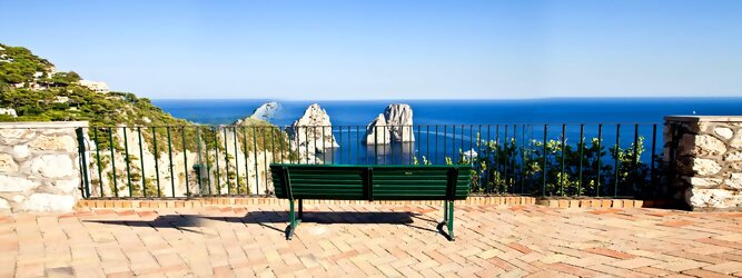 Trip Club Reisen Feriendestination - Capri ist eine blühende Insel mit weißen Gebäuden, die einen schönen Kontrast zum tiefen Blau des Meeres bilden. Die durchschnittlichen Frühlings- und Herbsttemperaturen liegen bei etwa 14°-16°C, die besten Reisemonate sind April, Mai, Juni, September und Oktober. Auch in den Wintermonaten sorgt das milde Klima für Wohlbefinden und eine üppige Vegetation. Die beliebtesten Orte für Capri Ferien, locken mit besten Angebote für Hotels und Ferienunterkünfte mit Werbeaktionen, Rabatten, Sonderangebote für Capri Urlaub buchen.