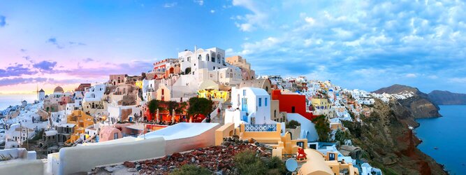 Pauschalurlaub - Griechenland - Wer kennt sie nicht, die märchenhaften Bilderbuchfotos von Santorin? Strahlend weiße Häuser mit leuchtend blauen Kuppeln, schmiegen sich an die Hänge der zerklüfteten Steilküste. Für die meisten der Inbegriff von Griechenland, jedoch Griechenland ist mehr – viel mehr! Die beliebtesten Orte für Ferien in Griechenland, locken mit besten Angebote für Hotels und Ferienunterkünfte mit Werbeaktionen, Rabatten, Sonderangebote für Griechenland.