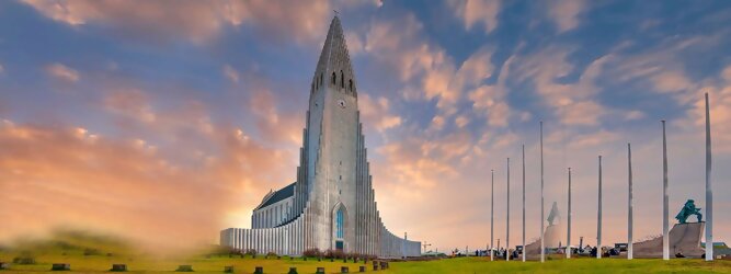 Trip Club Reisen Reisetipps - Hallgrimskirkja in Reykjavik, Island – Lutherische Kirche in beeindruckend martialischer Betonoptik, inspiriert von der Form der isländischen Basaltfelsen. Die Schlichtheit im Innenraum erstaunt, bewegt zum Innehalten und Entschleunigen. Sensationelle Fotos gibt es bei Polarlicht als Hintergrundkulisse. Die Hallgrim-Kirche krönt Islands Hauptstadt eindrucksvoll mit ihrem 73 Meter hohen Turm, der alle anderen Gebäude in Reykjavík überragt. Bei keinem anderen Bauwerk im Land dauerte der Bau so lange, und nur wenige sorgten für so viele Kontroversen wie die Kirche. Heute ist sie die größte Kirche der Insel mit Platz für 1.200 Besucher.