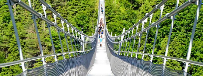 Trip Club Reisen Reisetipps - highline179 - Die Brücke BlickMitKick | einmalige Kulisse und spektakulärer Panoramablick | 20 Gehminuten und man findet | die längste Hängebrücke der Welt | Weltrekord Hängebrücke im Tibet Style - Die highline179 ist eine Fußgänger-Hängebrücke in Form einer Seilbrücke über die Fernpassstraße B 179 südlich von Reutte in Tirol (Österreich). Sie erstreckt sich in einer Höhe von 113 bis 114 m über die Burgenwelt Ehrenberg und verbindet die Ruine Ehrenberg mit dem Fort Claudia.