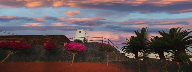 Trip Club Reisen Reiseideen Clubreisen - Lanzarote - Der Sonne entgegen, die übermächtige Sehnsucht nach Wärme und Licht stillen, wie die Zugvögel der kühlen Jahreszeit entfliehen und herrliche warme Sonnentage im Süden verbringen, so zieht es uns auf die Vulkaninsel Lanzarote vor der Westküste Marokkos. Meer & Strand & Wellness für Körper, Geist und Seele erleben in charmanten Urlaubs Ferienhäusern, vorzüglichen all inclusive Resorts oder edlen exklusiven Villen und Bungalow-Anlagen. Die beliebtesten Orte für Lanzarote Ferien, locken mit besten Angebote für Hotels und Ferienunterkünfte mit Werbeaktionen, Rabatten, Sonderangebote für Lanzarote Urlaub buchen. Reisedaten eingeben und Hotel Flug Mietwagen Attraktionen Taxis für eine Lanzarote Reise flexibel buchen. Sollten sich die Pläne ändern, sind viele der Unterkünfte und Zimmer auf Lanzarote kostenfrei stornierbar.