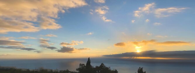 Trip Club Reisen Insel Urlaub - La Palma macht ihrem Beinamen, die Schöne, alle Ehre. Das Kleinod im Atlantik erstrahlt in sattem Grün, verziert mit hübschen landestypischen Villen in den weit gestreuten Dörfern, eingerahmt von weichen Wellen des dunkelblauen atlantischen Ozeans, am Himmel ziehen malerische Formationen, bauschiger weißer Schäfchenwolken. Eine Bilderbuchidylle zum Verlieben. Die beliebtesten Orte für La Palma Ferien, locken mit besten Angebote für Hotels und Ferienunterkünfte mit Werbeaktionen, Rabatten, Sonderangebote für La Palma Urlaub buchen. Reisedaten eingeben und Hotel Flug Mietwagen Attraktionen Taxis für eine La Palma Reise flexibel buchen. Sollten sich die Pläne ändern, sind viele der Unterkünfte und Zimmer auf La Palma kostenfrei stornierbar.