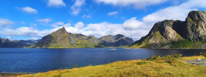 Trip Club Reisen Reisetipps - Die Lofoten Inseln Norwegen – Skandinaviens eiskalte Schönheit fasziniert mit atemberaubenden Nordlichtern und geradezu außerirdisch imposanten Gebirgskulissen. Land der Mitternachtssonne am Polarkreis, ein Paradies für Wanderer, Naturfreunde, Hobbyfotografen und Instagram er/innen. Die Lofoten gehören zu Norwegen und liegen nördlich des Polarkreises. Erfahren Sie hier, was für eine einzigartige Landschaft die Lofoten zu bieten haben und was Sie dort erwartet. Vorsicht akutes Fernweh! Die meisten von Ihnen kennen wahrscheinlich die Lofoten. Man stellt sich malerische Fischerdörfer vor, umgeben von hohen Bergen und tiefblauen Fjorden.