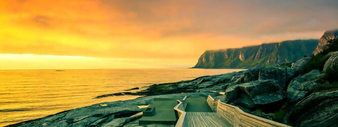 Pauschalurlaub<br>- Norwegen – Schwindelfrei auf Preikestolen – die spektakuläre Felskanzel erhebt sich als steile Plateauklippe über dem Lysefjord. Die Aussicht über den Fjord ist atemberaubend, schwindelfrei sein ist Voraussetzung. Es lohnt sich auf jeden Fall, schon mitten in der Nacht aufzustehen, um den magischen Moment des überwältigend schönen Sonnenaufgangs mitzuerleben, grandios wie sich die ersten Sonnenstrahlen in den steilen Felswänden verfangen und die Bergmauern zum Leuchten bringen. Dieser Augenblick inspiriert zur Demut und Dankbarkeit. Die beliebtesten Orte für Ferien in Norwegen, locken mit besten Angebote für Hotels und Ferienunterkünfte mit Werbeaktionen, Rabatten, Sonderangebote für Norwegen.