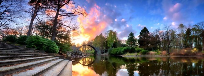 Trip Club Reisen Reisetipps - Teufelsbrücke wird die Rakotzbrücke in Kromlau, Deutschland, genannt. Ein mystischer, idyllischer wunderschöner Ort; eine wahre Augenweide, wenn sich der Brücken Rundbogen im See spiegelt und zum Kreis vervollständigt. Ein märchenhafter Besuch, im blühenden Azaleen & Rhododendron Park. Der Azaleen- und Rhododendronpark Kromlau ist ein ca. 200 ha großer Landschaftspark im Ortsteil Kromlau der Gemeinde Gablenz im Landkreis Görlitz. Er gilt als die größte Rhododendren-Freilandanlage als Landschaftspark in Deutschland und ist bei freiem Eintritt immer geöffnet. Im Jahr 1842 erwarb der Großgrundbesitzer Friedrich Hermann Rötschke, ein Zeitgenosse des Landschaftsgestalters Hermann Ludwig Heinrich Fürst von Pückler-Muskau, das Gut Kromlau.