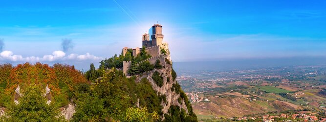Trip Club Reisen Urlaubsdestination - San Marino – Hol ihn dir – den heißbegehrten Einreise-Stempel von San Marino. Nimm deinen Reisepass, besuche die örtliche Tourismusbehörde, hier wird die kleine Trophäe in dein Reisedokument gestempelt, es sieht gut aus und ist eine supertolle Urlaubserinnerung. Dieses neue Trendy-Reiselust-Souvenir passt ausgezeichnet zu den anderen außergewöhnlichen Stempeln deiner vergangenen Reisen. San Marino ist ein sehr interessanter Zwergstaat, eine Enklave, vollständig von Italien umgeben, eine der ältesten bestehenden Republiken und eines der reichsten Länder der Welt. Die beliebtesten Orte für Ferien in San Marino, locken mit besten Angebote für Hotels und Ferienunterkünfte mit Werbeaktionen, Rabatten, Sonderangebote für San Marino Urlaub buchen.