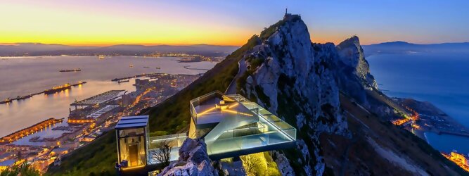 Trip Club Reisen Reisetipps - Ein ehemaliger militärischer Aussichtspunkt, der in eine hochmoderne Glasplattform und einen Gehweg umgewandelt wurde, der einen unvergleichlichen Blick über das Mittelmeer bietet. Ein ununterbrochener 360º-Panorama-Aussichtspunkt, der so spektakulär ist wie nirgendwo sonst auf der Welt. Betreten Sie die 360-Grad-Umgebung und bekommen Sie ein Gefühl für die Freiheit und die Heiterkeit, die Sie beim Skywalk erleben werden. Die Militärgeschichte Gibraltars während des Zweiten Weltkriegs veranschaulicht Gibraltars Position als britische Festung seit dem frühen 18. Während des Zweiten Weltkriegs spielte Gibraltar eine wichtige Rolle sowohl im Atlantic Theatre als auch im Mediterranean Theatre und kontrollierte praktisch den gesamten Seeverkehr in und aus dem Mittelmeer vom Atlantischen Ozean.